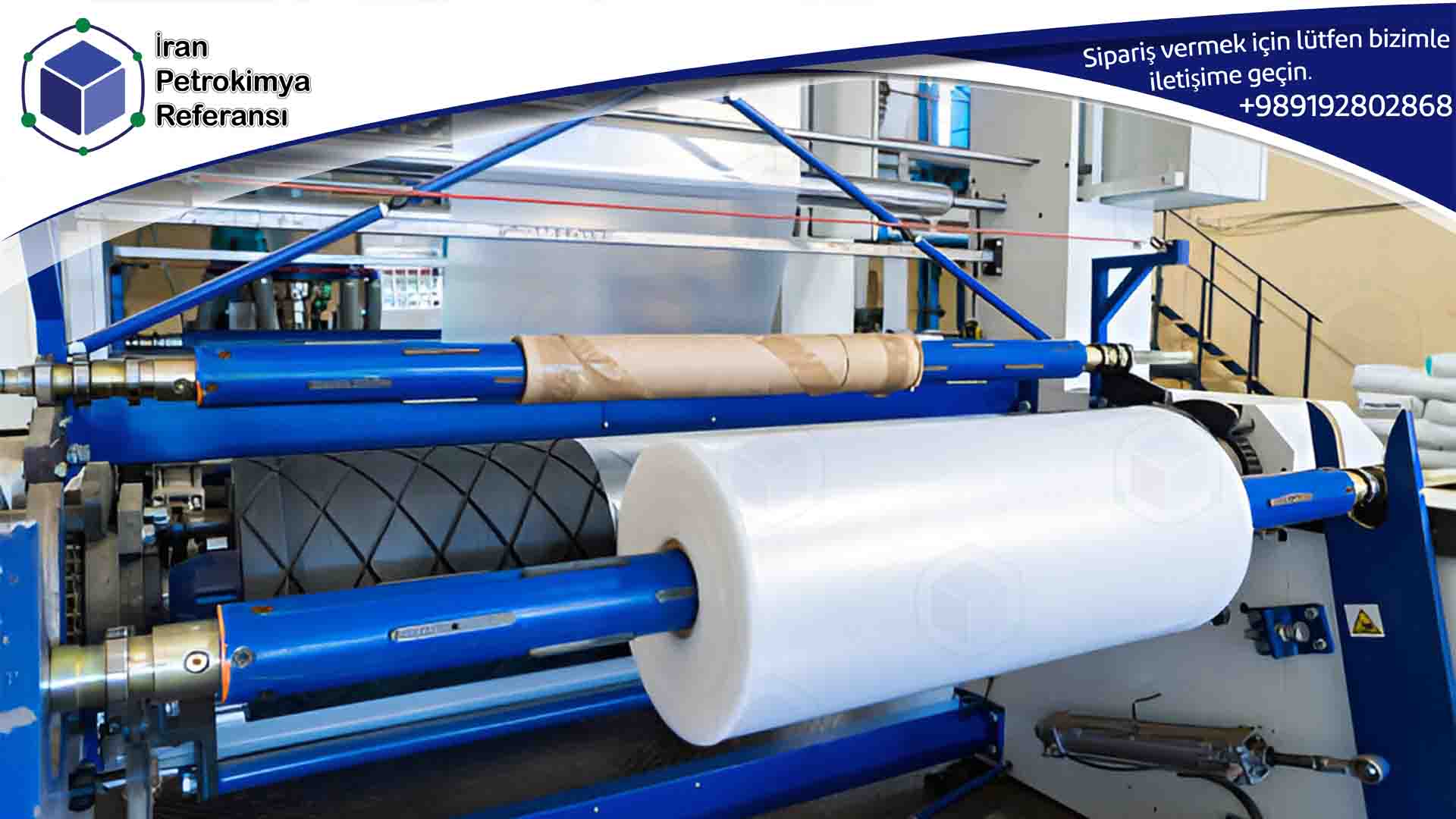 Polietilen 5110'dan yapılmış plastik film ruloları üreten bir şişirme ekstrüzyon makinesi.