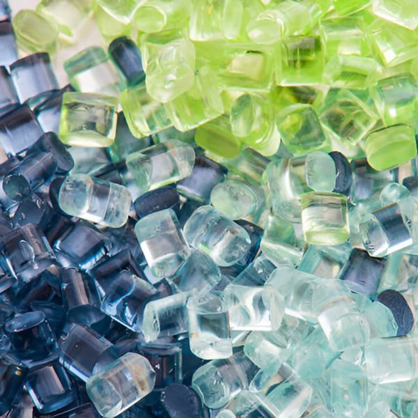A sample of transparent polypropylene polymer HP510L, known for its high resistance and glass-like appearance.